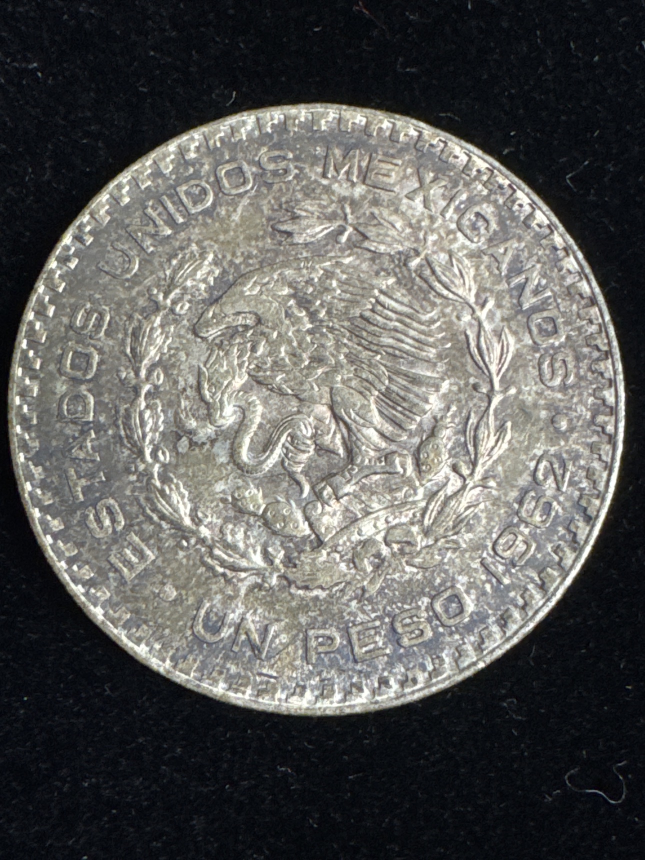 Close-up of the eagle side of the 1962 Mexican one peso coin